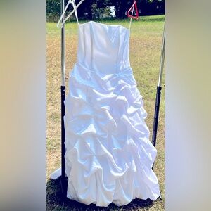 David’s Bridal tufted wedding gown size 16
